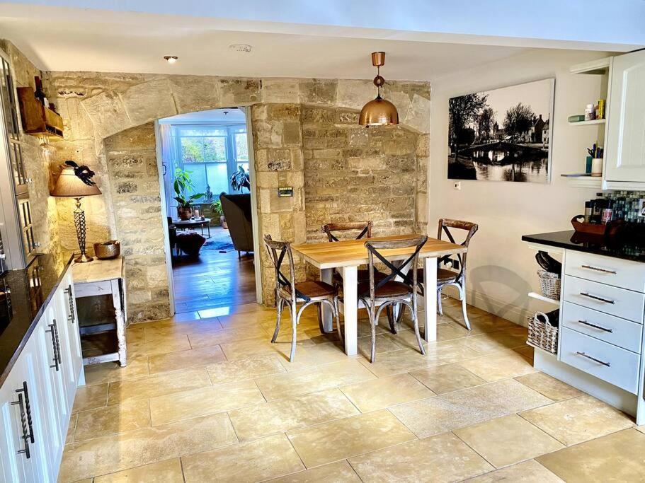 Historic Cotswold Chic Style For Uk Staycation Bourton-on-the-Water Eksteriør billede