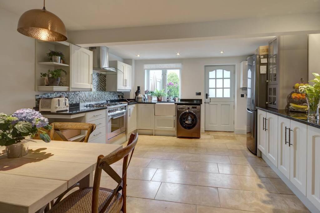 Historic Cotswold Chic Style For Uk Staycation Bourton-on-the-Water Eksteriør billede